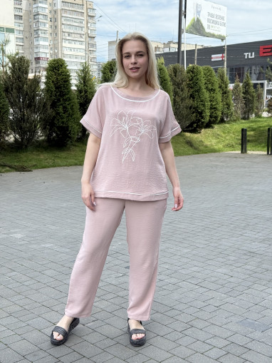 Літній жіночий костюм